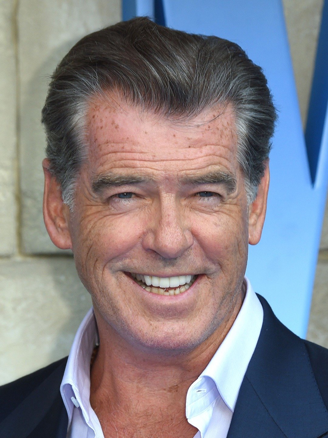 How tall is Pierce Brosnan?